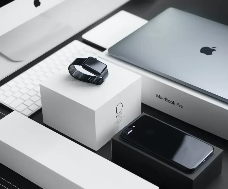 Smartphone et accessoires sur un bureau